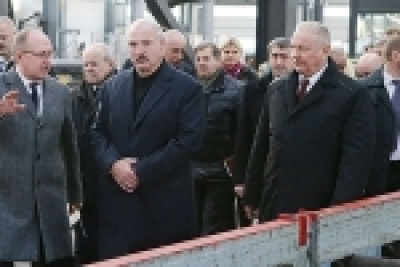 В преддверии ноябрьского праздника  Президент Республики Беларусь Александр Лукашенко  ознакомился с работой нового завода по производству  металлических мостовых конструкций